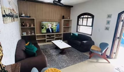 CASA TÉRREA COM 3 DORMITÓRIOS APENAS 200 METROS DA PRAIA ENSEADA