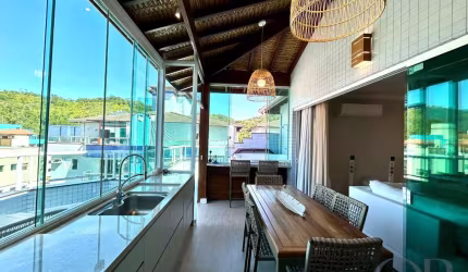 COBERTURA DUPLEX MOBILIADA COM 3 SUÍTES APENAS 200 METROS DO MAR NA PRAIA GRANDE.