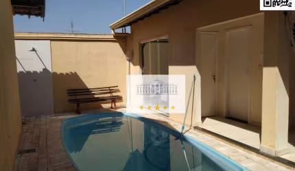 Casa em ótima localização, completa em armários e com uma área de lazer com churrasqueira, piscina e ofurô!