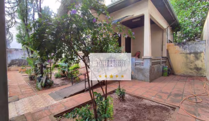 Casa com amplo terreno em localização nobre!