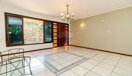 CASA COM 4 DORMITÓRIOS - 352M2 - - CHURRASQUEIRA
