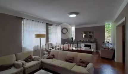 Sobrado bem conservado com 4 dormitórios 2 suítes edícula e  excelente localização