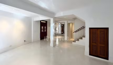 Casa de Vila Jardim América, 300m²,4 dormitórios, 2 suítes e 1 vaga.