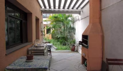 Ampla casa assobradada com edicula, em Perdizes, venda ou locação.