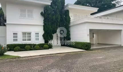 Casa Alto padrão em Condomínio Fechado, 4 suítes, 6 vagas, segurança total.
