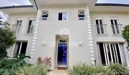 Casa de 495m², 5 suítes, 4 vagas em rua super tranquila do Pacaembú