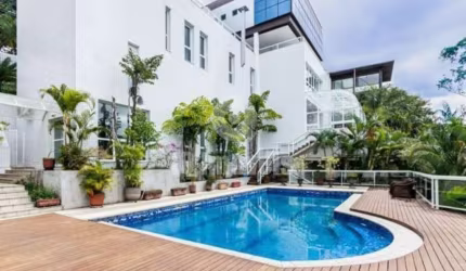 Casa no condomínio  Vitória Régia segurança 24hs