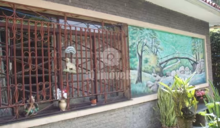 Vende Casa Térrea no Campo Belo, esquina com jardim e churrasqueira.