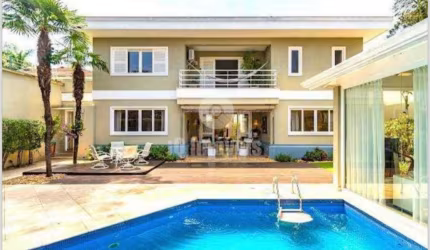 Casa Alto padrão em Condomínio Fechado, 4 suítes, 6 vagas, segurança total.