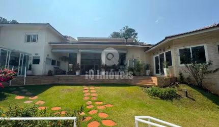 Casa a venda em Atibaia, 849 metros, 5 suítes, 4 vagas de garagem.