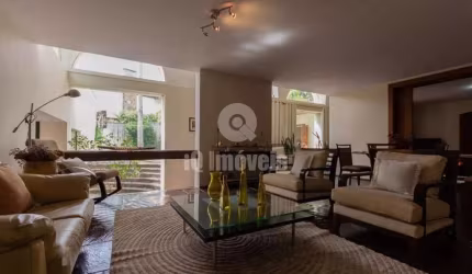 Casa a venda no Morumbi, 800 metros, 6 dormitórios, 3 suítes, 6 vagas.
