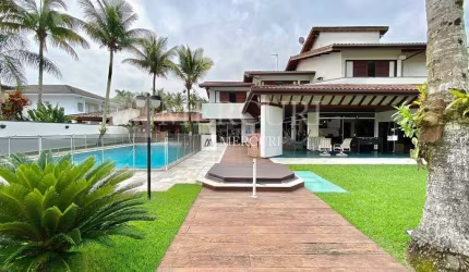 Luxuosa Residência com 4 Suítes e Ampla Área de Lazer no Condomínio Jardim Acapulco