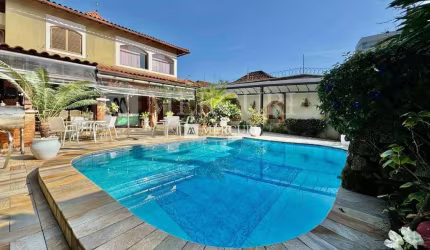 Casa no Guarujá, Enseada, 4 quartos (2 suítes), piscina e churrasqueira à venda .