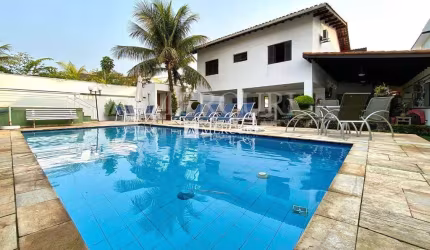 Espaçosa Casa com 6 Quartos e Área de Lazer no Condomínio Jardim Acapulco