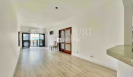 Apartamento com Sacada na Praia da Enseada - Guarujá