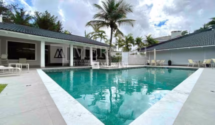 Casa Repaginada com 5 Suítes e Lazer Completo no Jardim Acapulco