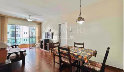 Apartamento na Praia da Enseada com Sacada e Ar Condicionado