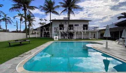 Casa Rústica com Piscina e Campo de Futebol no Condomínio Jardim Acapulco, Guarujá