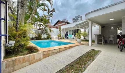 Casa no Guarujá, Enseada, Região Central Park, à 200 metros da Praia, 3 suítes à venda.