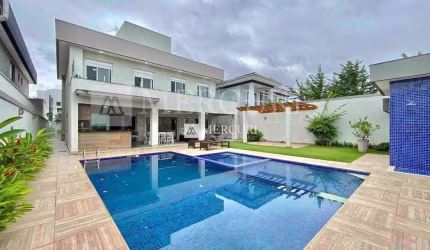 Casa no Guarujá, Condomínio Fechado, Jardim Acapulco, 6 suítes à venda.
