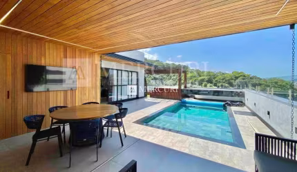 Cobertura Penthouse no Guarujá, Pitangueiras, Reformada, Decorada, 3 suítes, Piscina aquecida, Hidromassagem, Academia e Espaço Gourmet mobiliado.