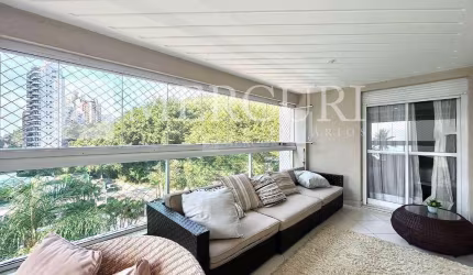 Apartamento no Guarujá, Astúrias, 3 suítes, varanda gourmet e vista parcial do mar.
