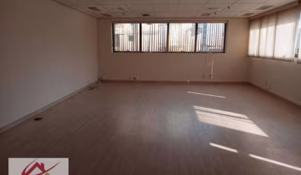 Sala Comercial com 2 banheiros e uma vaga de garagem.