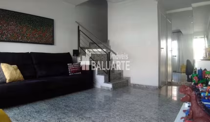 Linda casa em condomínio.