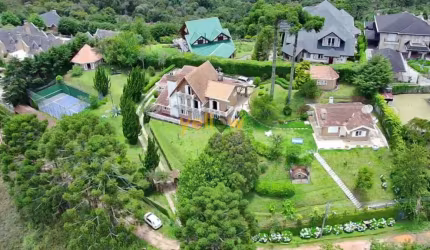 Casa de luxo em Alto do Capivari, Campos do Jordão: 5 dormitórios, 4 suítes, 660m² por R$ 4,2M para venda.