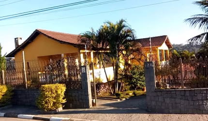 Casa à Venda em Jordanópolis, Arujá: 4 Dormitórios e 500m²