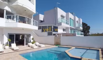 Casa Luxuosa em Arujá - 4 Suítes, 550m² por R$2,4M