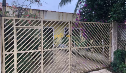 Casa em Bairro América Arujá: 180m², 2 dormitórios, 2 banheiros por R$700k - Venda