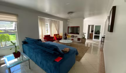 Casa de luxo em condomínio fechado em Arujá com 9 dormitórios e 6 suítes por R$5 milhões