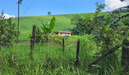 Você está em busca de um refúgio tranquilo e aconchegante? Então, essa chácara localizada em Morro Grande - Santa Isabel é perfeita para você! Com 1 dormitório e 1 banheiro, esse imóvel é ideal para q