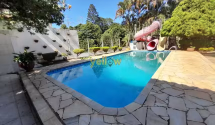 Chácara de luxo em Arujá: 6 quartos, 2 suítes, 5 banheiros e 550m² de área útil por R$ 2.400.000 para venda.