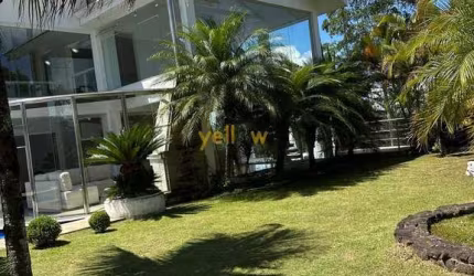 Casa em condomínio fechado em Arujá: 4 suítes, 7 banheiros. Luxo e segurança por R$ 8.000.000.