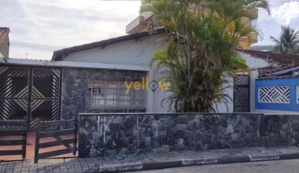 Casa à Venda  em Mongaguá - 3 Dormitórios, 350m²
