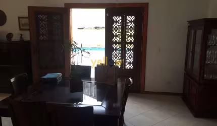 Descubra o seu novo lar em Parque Santa Tereza, Santa Isabel! Esta encantadora casa oferece uma ampla área útil de 400 m², perfeita para acomodar sua família com conforto e estilo. Com 5 dormitórios, 