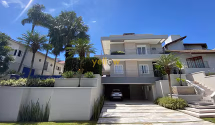 &lt;p&gt;Descubra o seu novo lar no exclusivo Condomínio Arujá 5, uma verdadeira joia localizada em Arujá. Esta impressionante casa em condomínio fechado conta com 5 dormitórios, sendo 4 suítes, proje