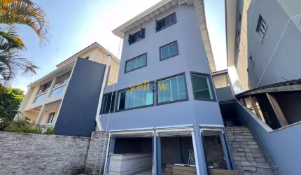 Casa em Arujazinho IV: 3 Suítes e 5 Banheiros para Locação