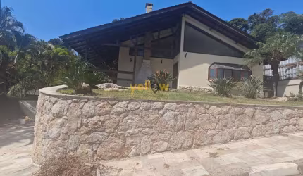 Casa em Arujázinho IV: 3 Dorms, 2 Suítes, 330m² por R$2,5M