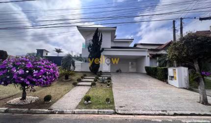 Casa à Venda em Arujá: 3 Suítes em Condomínio Fechado
