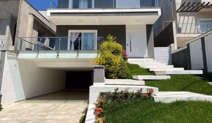 Casa Luxuosa em Condomínio em Arujá: 3 Suítes e 300m²