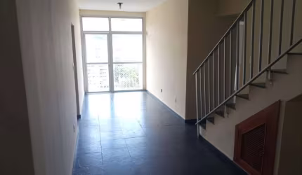 Cobertura duplex na Rua Joaquim Pinheiro com 137m², 02 vagas de garagem, na Freguesia de Jacarepagua
