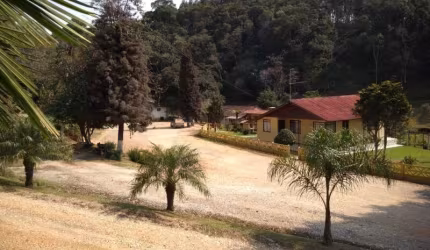 LINDA CHÁCARA COM TANQUES DE PEIXES E DUAS CASAS