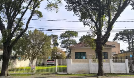 Charmosa Casa de Madeira no Bairro Rebouças