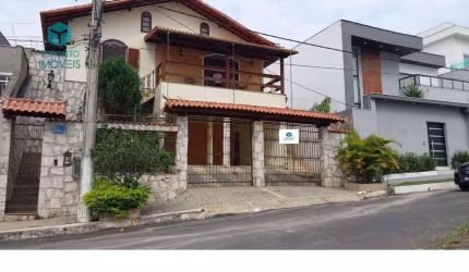 Excelente casa com 1 suíte e 2 vagas de garagem coberta no bairro Quintas da Avenida em Juiz de Fora /MG