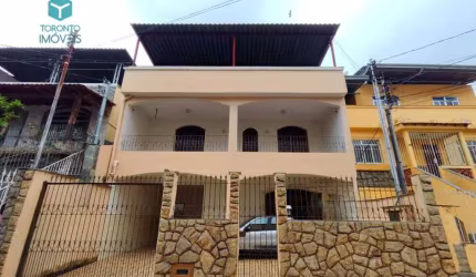 Casa com 279,70m² no bairro Democrata - Juiz de Fora/MG