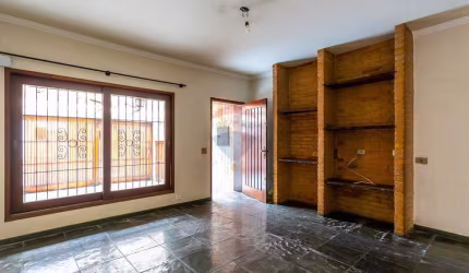 Sobrado à Venda na Pompeia na Zona Oeste de São Paulo com 3 dormitórios, 1 suíte com 193 m².
