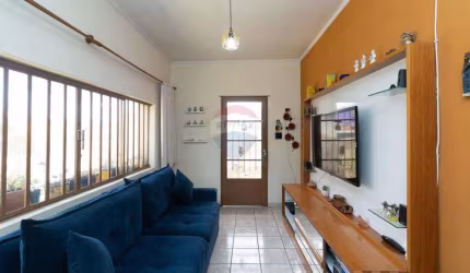 Casa térrea à venda com 300 m², 2 dormitórios (sendo 1 suíte), 5 vagas, 2 banheiros, terraço e edícula, em Pirituba/ Vila Zat, ZN de São Paulo.